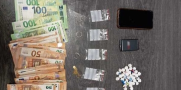 Συνελήφθη με ποσότητα κοκαΐνης, ζυγαριά ακριβείας και το χρηματικό ποσό των 2.100 ευρώ