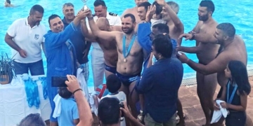 Δυνατό το παιχνίδι υδατοσφαίρισης από τους παλαίμαχους του ΝΟΑΝ για τη Ναυτική εβδομάδα