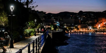 Νέος φωτισμός στον παραλιακό δρόμο Αγίου Νικολάου