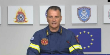 Οι ισχυρές πυροσβεστικές δυνάμεις αντιμετωπίζουν πολλές διάσπαρτες εστίες – οι ριπές των ανέμων φτάνουν τα 9 μποφόρ