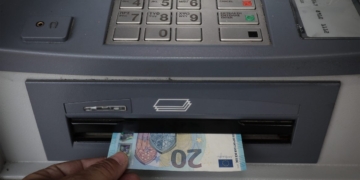 ΥΠΟΙΚ: Aναλήψεις στα ΑΤΜ χωρίς προμήθεια από 11 Αυγούστου – Η τροπολογία