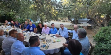 O Ι. Πλακιωτάκης με τοπικούς παράγοντες της Τοπικής Αυτοδιοίκησης, των παραγωγών και του τουρισμού και κατοίκους της περιοχής