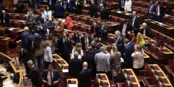 Κόλαση στη Βουλή μέχρι το τελευταίο λεπτό – Τελικά αποχώρησε η αντιπολίτευση