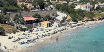 Θα δώσει άδεια η Αρχαιολογική Υπηρεσία για τοποθέτηση ξαπλώστρων και ομπρελών στην παραλία των Χαβανίων;