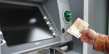 Πληρωμές ΟΠΕΚΑ: Στα ΑΤΜ τα προνοιακά και διατροφικά επιδόματα