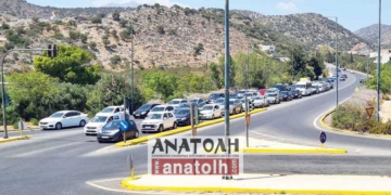 Ατέλειωτες οι ουρές  των αυτοκίνητων  στους κόμβους