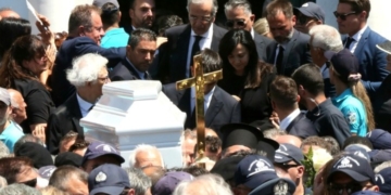 Πλήθος κόσμου στο τελευταίο «αντίο» στη Λένα Σαμαρά