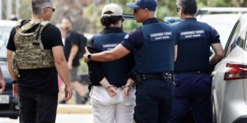 Φρίκη στο Παλαιό Φάληρο: Στο μικροσκόπιο τα βαριά ηρεμιστικά που έδινε η μητέρα στο τρίχρονο κοριτσάκι