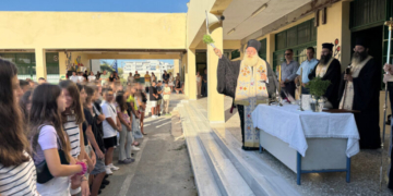 Αγιασμός για την έναρξη του νέου σχολικού έτους σε Γυμνάσια και  Λύκεια της Ιεράπετρας από τον Σεβ. Μητροπολίτη Ιεραπύτνης και Σητείας κ. Κύριλλο