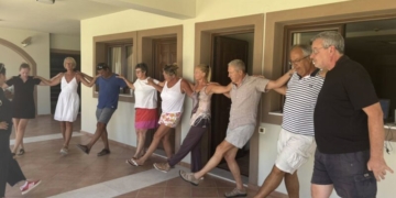 Πρώτο μάθημα παραδοσιακών κρητικών χορών για τους μαθητές του 7ου Θερινού Σχολείου Ελληνικής Γλώσσας