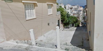 Μια μικρή αναγκαία παρέμβαση χρειάζεται στις πάμπολλες σκάλες της πόλης: μια κουπαστή.