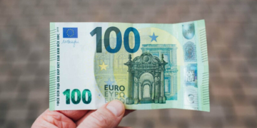 Πληρώνεται σήμερα το επίδομα των 100 ευρώ