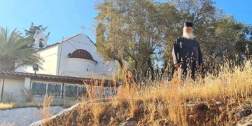 Το εκκλησάκι του Σταυρού και η εκκλησία Κωνσταντίνου και Ελένης
