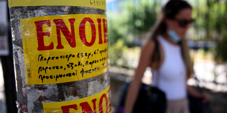 Ενοικιαστήριο για μικρό επιπλωμενο διαμέρισμα είναι κολλημένο σε κολώνα έξω από πανεπιστημιακή σχολή της Αθήνας και απευθύνεται κυρίως σε φοιτητές που κατάγονται από επαρχιακές πόλεις και φοιτούν σε σχολές της Αθήνας, Σάββατο 29 Αυγούστου 2020. ΑΠΕ-ΜΠΕ/ΑΠΕ-ΜΠΕ/ΟΡΕΣΤΗΣ ΠΑΝΑΓΙΩΤΟΥ