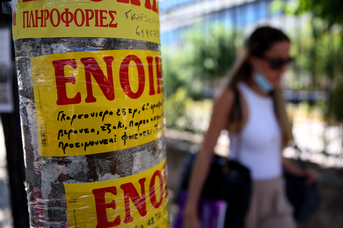 Ενοικιαστήριο για μικρό επιπλωμενο διαμέρισμα είναι κολλημένο σε κολώνα έξω από πανεπιστημιακή σχολή της Αθήνας και απευθύνεται κυρίως σε φοιτητές που κατάγονται από επαρχιακές πόλεις και φοιτούν σε σχολές της Αθήνας, Σάββατο 29 Αυγούστου 2020. ΑΠΕ-ΜΠΕ/ΑΠΕ-ΜΠΕ/ΟΡΕΣΤΗΣ ΠΑΝΑΓΙΩΤΟΥ