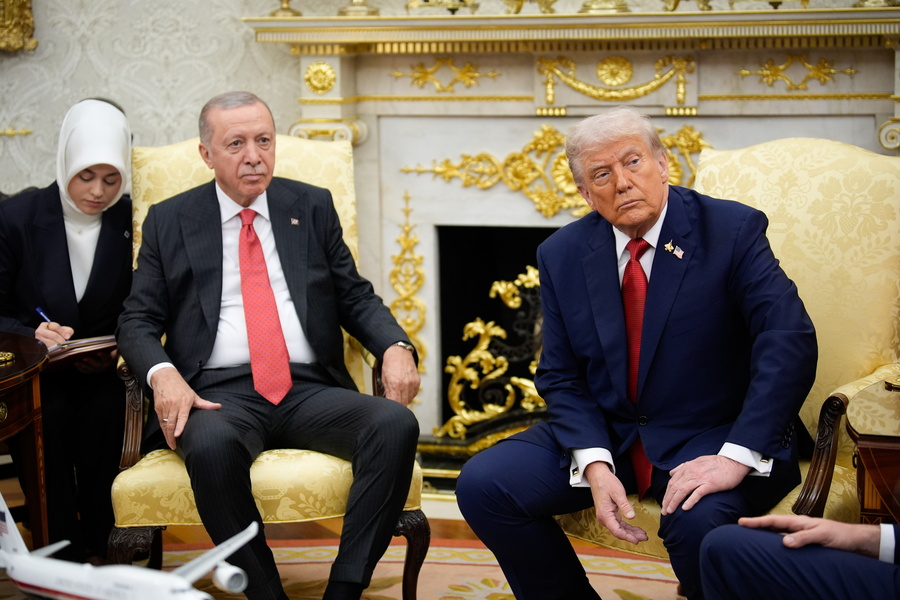 epa12405093 US President Donald Trump (R) meets with Turkish President Recep Tayyip Erdogan (C) in the Oval Office of the White House, in Washington, DC, USA, 25 September 2025. EPA/YURI GRIPAS / POOL