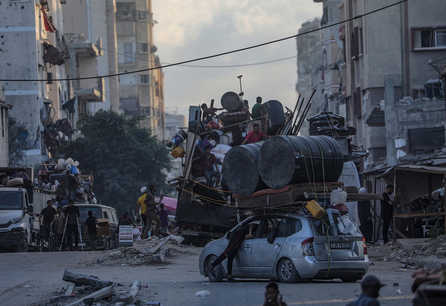 epa12396539 Internally displaced Palestinians evacuate an area targeted by an Israeli airstrike in Gaza City, 21 September 2025. More than 65,200 Palestinians have been killed in the Gaza Strip since October 2023, according to the Palestinian Ministry of Health, and about 1,200 Israelis have been killed since the launch of an Israeli military campaign in response to a cross-border attack by Hamas on 07 October 2023. EPA/MOHAMMED SABER