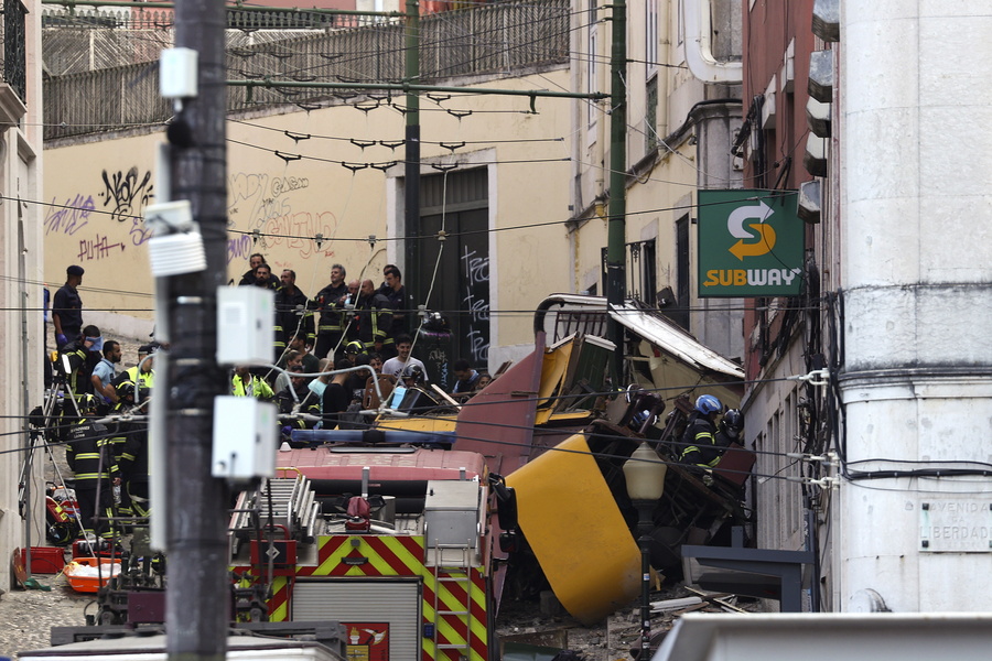 epa12350210 Rescuers and firefighters operate at the scene after the Gloria funicular cable railway derailed in Lisbon, Portugal, 03 September 2025. At least three people died in the derailment, with emergency services reporting that several were injured and others are still trapped at the scene. EPA/MIGUEL A. LOPES
