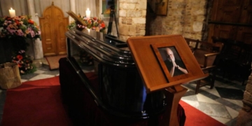 Σε κλίμα οδύνης τελέστηκε στη Μητρόπολη Αθηνών η εξόδιος ακολουθία του Διονύση Σαββόπουλου