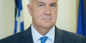 Επίθεση με αυγά και άλλα αντικείμενα δέχθηκε ο Μάκης Βορίδης στο Ηράκλειο