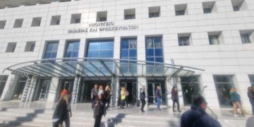 Εκκενώθηκε το Υπουργείο Παιδείας στο πλαίσιο άσκησης ετοιμότητας για έκτακτες καταστάσεις 