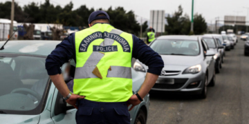 Μπλόκα της Τροχαίας: Τι προβλέπει ο νόμος για τους οδηγούς που προειδοποιούν άλλους – Το «παίξιμο» με τα φώτα και οι ομάδες στα τσατ