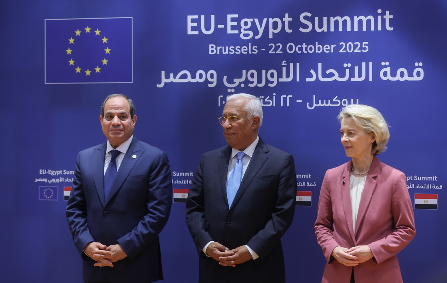 epa12473202 Egyptian President Abdel Fattah El-Sisi (L) is welcomed by European Council President Antonio Costa (C) and European Commission President Ursula von der Leyen (R) during EU-Egypt Summit in Brussels, Belgium, 22 October 2025. The summit will focus on bilateral relations and deepening the political and economic partnership to foster shared stability, peace, and prosperity. Leaders will also discuss global challenges, including the situations in the Middle East and Ukraine, as well as multilateralism, trade, migration, and security. EPA/OLIVIER HOSLET