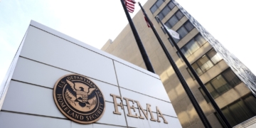 ΗΠΑ: Η FEMA «παγώνει» επιχορηγήσεις και απαιτεί αποδείξεις για τον πληθυσμό των Πολιτειών