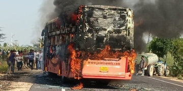 Ινδία: Τουλάχιστον 20 νεκροί από πυρκαγιά σε τουριστικό λεωφορείο