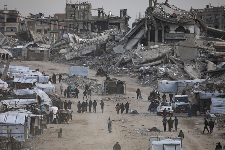 epa11976362 Displaced Palestinians carrying their belongings move towards the city center, in Gaza City, Gaza Strip, 20 March 2025, after the Israeli army issued evacuation orders for the northern areas of the city. EPA/HAITHAM IMAD