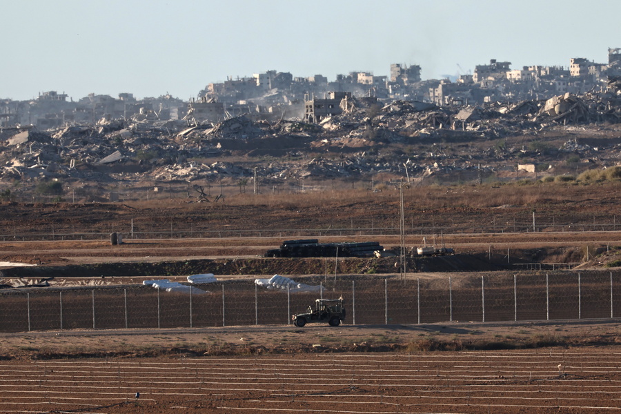 epa12453515 Israeli patrolling along the the Israeli Gaza border in southern Israel after they withdrew from the Gaza Strip following the Israel-Hamas agreement , 14 October 2025, EPA/ATEF SAFADI