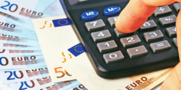 Κοινωνικό πακέτο για μισθωτούς και συνταξιούχους – Πώς θα γίνουν οι πληρωμές ύψους 1,2 δισ. ευρώ σε 4 εκατ. πολίτες