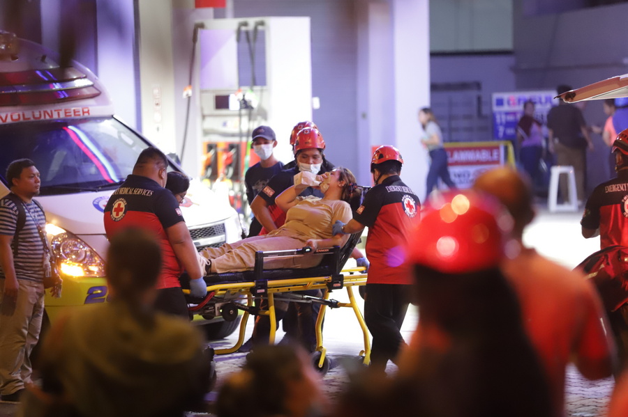 epa12418089 An injured woman is carried into an ambulance after an earthquake in Ilo-Ilo city, Philippines, 30 September 2025. A magnitude 6.9 earthquake jolted Central Philippines according to the Philippine Institute of Volcanology and Seismology (Phivolcs). EPA/ARNOLD ALMACEN