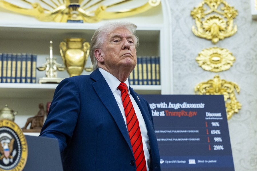 epa12446101 US President Donald Trump looks on during the announcement of a drug pricing deal during a press conference in the Oval Office of the White House in Washington, DC, USA, 10 October 2025. The deal, made with AstraZeneca CEO Pascal Soriot, includes deep price cuts for the Medicaid health plans and discounted prices through the TrumpRx website opening next year. EPA/SHAWN THEW / POOL