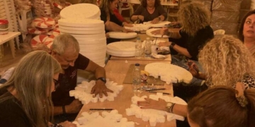 Η Ιεράπετρα ντύνεται γιορτινά: 150 εθελοντές δημιουργούν τα φετινά χριστουγεννιάτικα στολίδια
