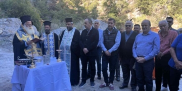 Στα εγκαίνια της νέας αρδευτικής γεώτρησης που διανοίχθηκε στην περιοχή Πολιανά της Δημοτικής Κοινότητας Μύθων του Δήμου Ιεράπετρας,  παρευρέθηκε ο Δήμαρχος κ. Εμμανουήλ Φραγκούλης
