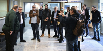 Τους υγειονομικούς στο νοσοκομείο του Αγ. Νικολάου που βρίσκονται σε ακόμα μία «εφημερία του τρόμου» επισκέφθηκε ο Δ. Κουτσούμπας