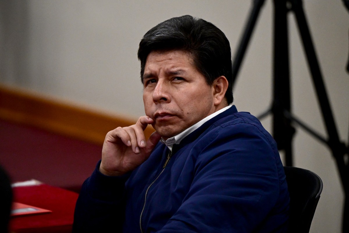 Peru's former President (20212022) Pedro Castillo gestures in the courtroom of the National Police Special Operations Directorate (DINOES) as the verdict is issued in his trial in Lima on November 27, 2025. A Peruvian court on Thursday sentenced former left-wing president Pedro Castillo to 11 years and five months in prison for trying to disband Congress and rule by decree in December 2022. (Photo by ERNESTO BENAVIDES / AFP)