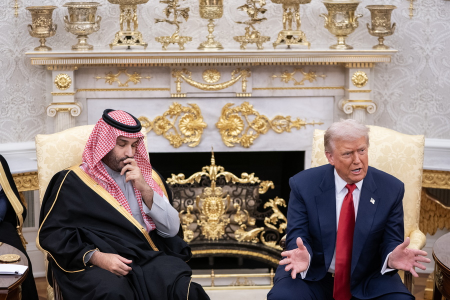 epa12534705 US President Donald Trump (R) meets with Crown Prince and Prime Minister of the Kingdom of Saudi Arabia, Mohammed bin Salman (L) in the Oval Office at the White House in Washington, DC, USA, 18 November 2025. EPA/NATHAN HOWARD / POOL