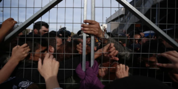 Εξέγερση σε δομή μεταναστών στις Σέρρες – 29 συλλήψεις, δύο αστυνομικοί τραυματίες