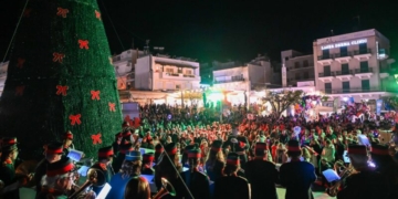 Φωταγώγηση Χριστουγεννιάτικου Δέντρου στη Λίμνη του Αγίου Νικολάου – Μια λαμπερή γιορτή για την έναρξη των Χριστουγέννων