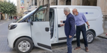 Ο Δήμος Ηρακλείου παρέλαβε το νέο ηλεκτρικό βαν διανομής προϊόντων που θα διατεθεί στους εμπόρους της Κεντρικής Αγοράς