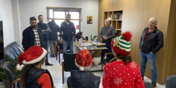 Με χαρούμενες μελωδίες και κάλαντα πλημμύρισε σήμερα παραμονή Πρωτοχρονιάς το Δημαρχείο Ιεράπετρας