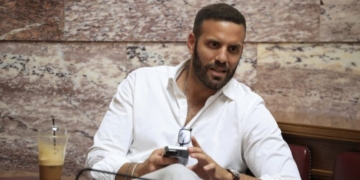 Εκτός ευρωομάδας του ΣΥΡΙΖΑ-ΠΣ ο Νίκος Παππάς μετά την καταγγελία για ξυλοδαρμό