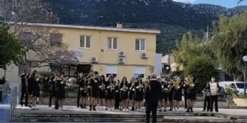 Χριστουγεννιάτικα κάλαντα από τη Φιλαρμονική στα στενά της Νεάπολης (video)