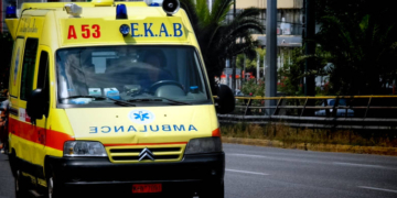 Τροχαίο με τρεις τραυματίες από τη σύγκρουση αυτοκινήτου με μηχανή