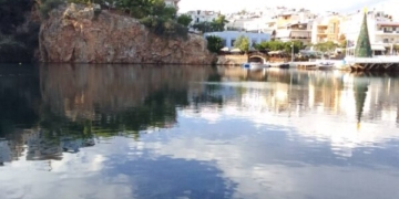 Αντικατοπτρισμός στη λίμνη του Αγίου Νικολάου