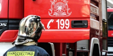 Κινητοποίηση για φωτιά σε μπαλκόνι σπιτιού, «λαμπάδιασε» και αυτοκίνητο