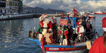 Έφτασε ο Άγιος Βασίλης στο λιμάνι του Αγίου Νικολάου (video)