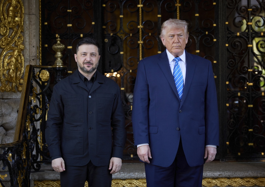 epa12616354 A handout photo made available by the Presidential Press Service shows US President Donald Trump (R) meeting with Ukrainian President Volodymyr Zelensky (L) in Florida, USA, 28 December 2025. EPA/PRESIDENTIAL PRESS SERVICE HANDOUT HANDOUT EDITORIAL USE ONLY/NO SALES